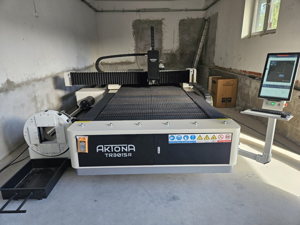 Ploter laserowy Aktona TR3015R 3kW do cięcia stali. Laser fiber z wysuwanym stołem. Cięcie stali.