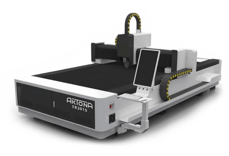 Na zdjęciu znajduje się wycinarka laserowa fiber modelu AKTONA TR3015. Maszyna ma nowoczesny design, z dużym ekranem dotykowym na przednim panelu, oraz zaawansowaną głowicą laserową umieszczoną nad powierzchnią roboczą. Cała konstrukcja jest solidna i przeznaczona do precyzyjnego cięcia metalu.