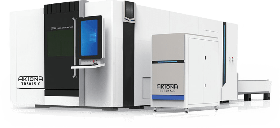 Na zdjęciu widoczna jest zamknięta wycinarka laserowa fiber modelu AKTONA TR3015-C. Maszyna posiada obudowę ochronną, która zapewnia bezpieczeństwo podczas pracy. Na przednim panelu znajduje się duży ekran dotykowy, a cała konstrukcja jest przystosowana do precyzyjnego cięcia metalu w zamkniętym środowisku.