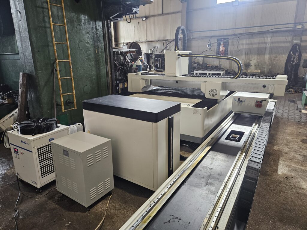 Zamknięty ploter laserowy Aktona TR3015L-R 3kW do cięcia stali z wysuwanym stołem i laserem fiber Raycus.