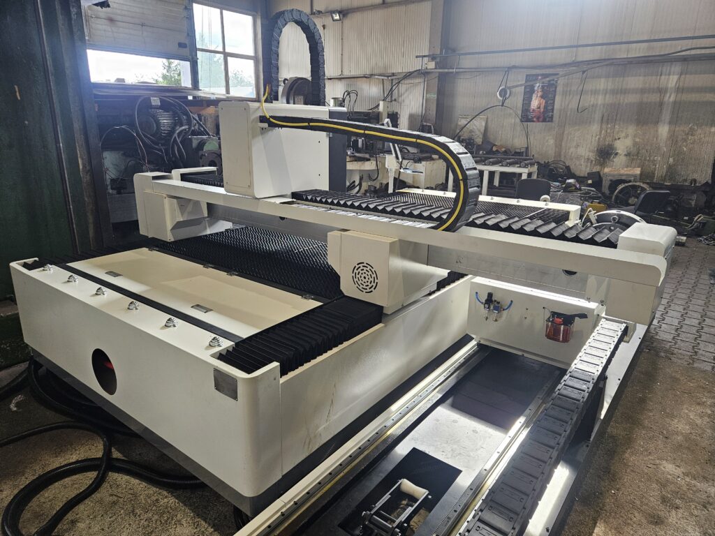 Laser fiber Aktona TR3015L-R 3kW do cięcia stali, ploter laserowy zamknięty z wysuwanym stołem.