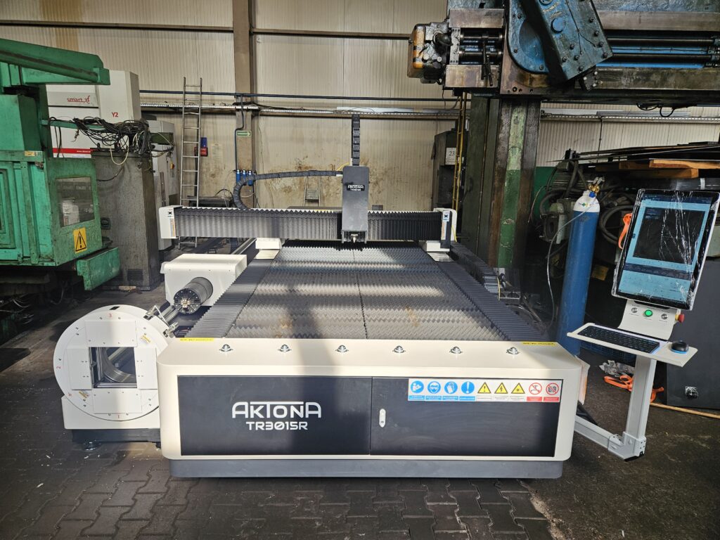 Laser fiber Aktona TR3015L-R 3kW do cięcia stali. Zamknięty ploter laserowy z wysuwanym stołem. Raycus.