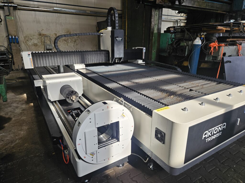 Laser fiber Aktona TR3015L-R 3kW do cięcia stali. Ploter laserowy zamknięty z wysuwanym stołem. Raycus.