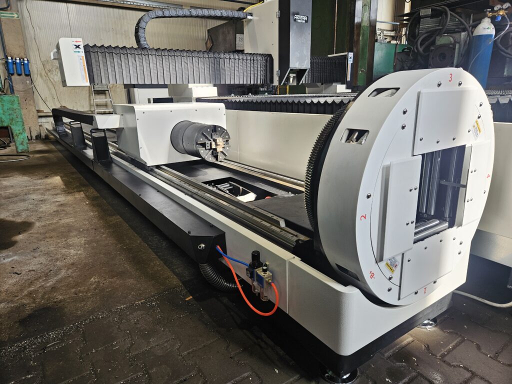 Laser fiber Aktona TR3015L-R 3kW do cięcia stali, rur i profili. Ploter laserowy zamknięty z wysuwanym stołem.