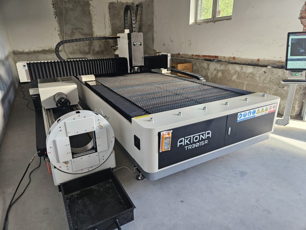 Laser fiber Aktona TR3015L-R 3kW do cięcia stali, ploter laserowy zamknięty z wysuwanym stołem i modułem do rur.