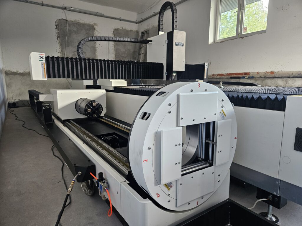 Laser fiber Aktona TR3015L-R 3kW do cięcia stali, rur i profili. Ploter laserowy zamknięty z wysuwanym stołem.