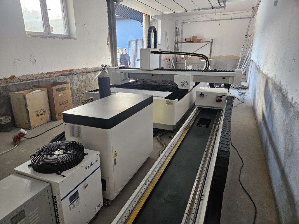 Ploter laserowy Aktona TR3015L-R 3kW do cięcia stali z wysuwanym stołem. Laser fiber Raycus.