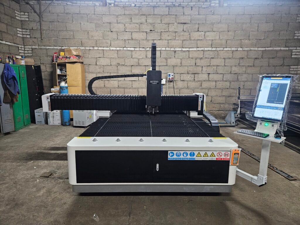 Laser fiber Aktona TR3015LR 3 kW w firmie MW Stal Dębsk. Ploter laserowy do cięcia stali.