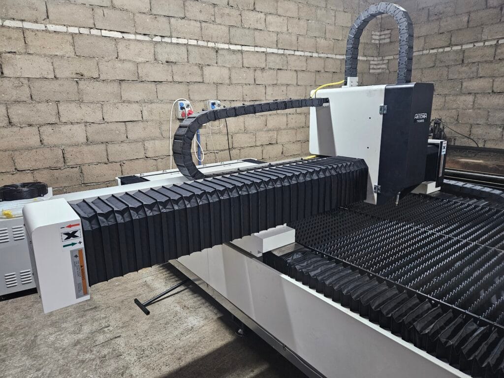 Ploter laserowy Aktona TR3015 do cięcia stali w firmie MW Stal Dębsk. Laser fiber 3 kW.