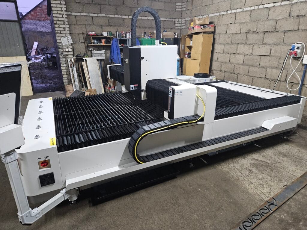 Laser fiber Aktona TR3015LR 3 kW do cięcia stali w firmie MW Stal Dębsk. Ploter laserowy otwarty.