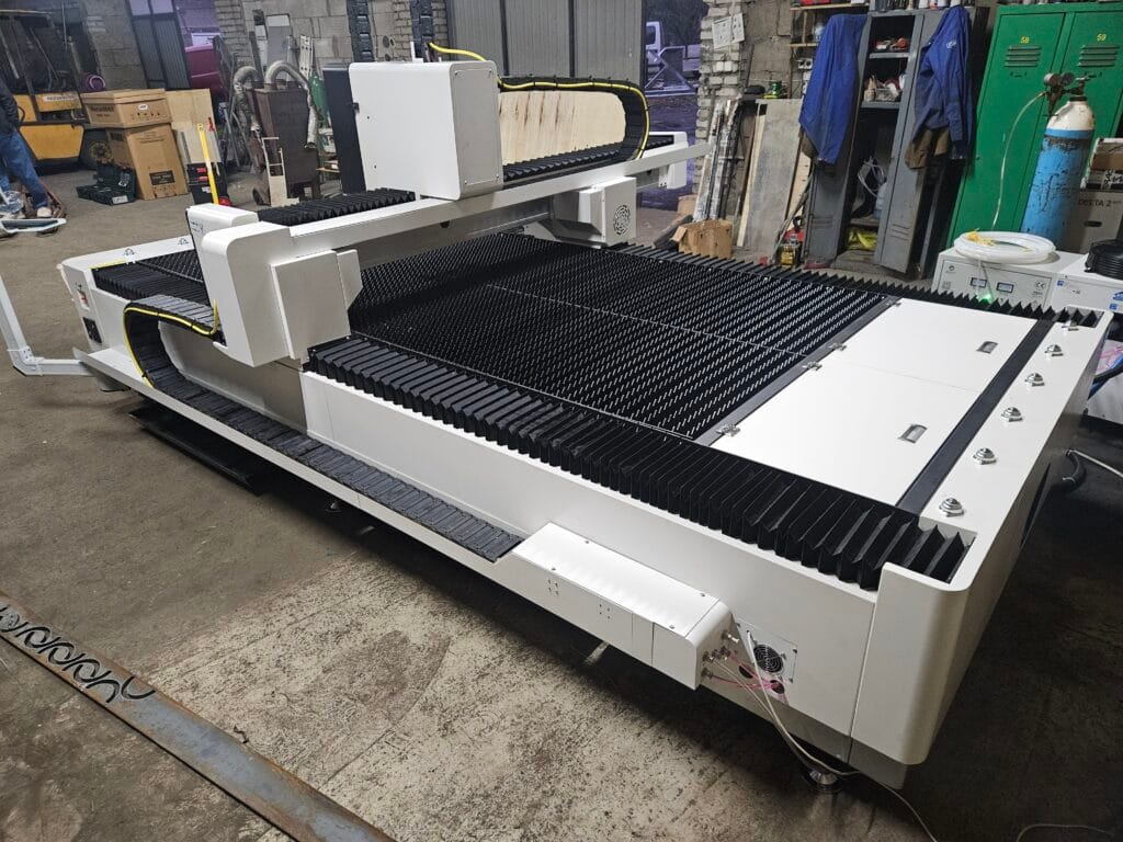 Laser fiber Aktona TR3015LR (3 kW) firmy MW Stal w Dębsku. Ploter laserowy do cięcia stali.
