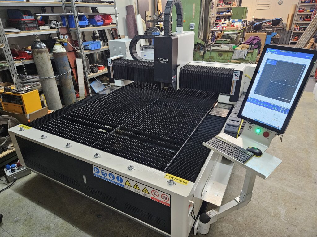 Aktona TR3015L laser fiber do cięcia stali.