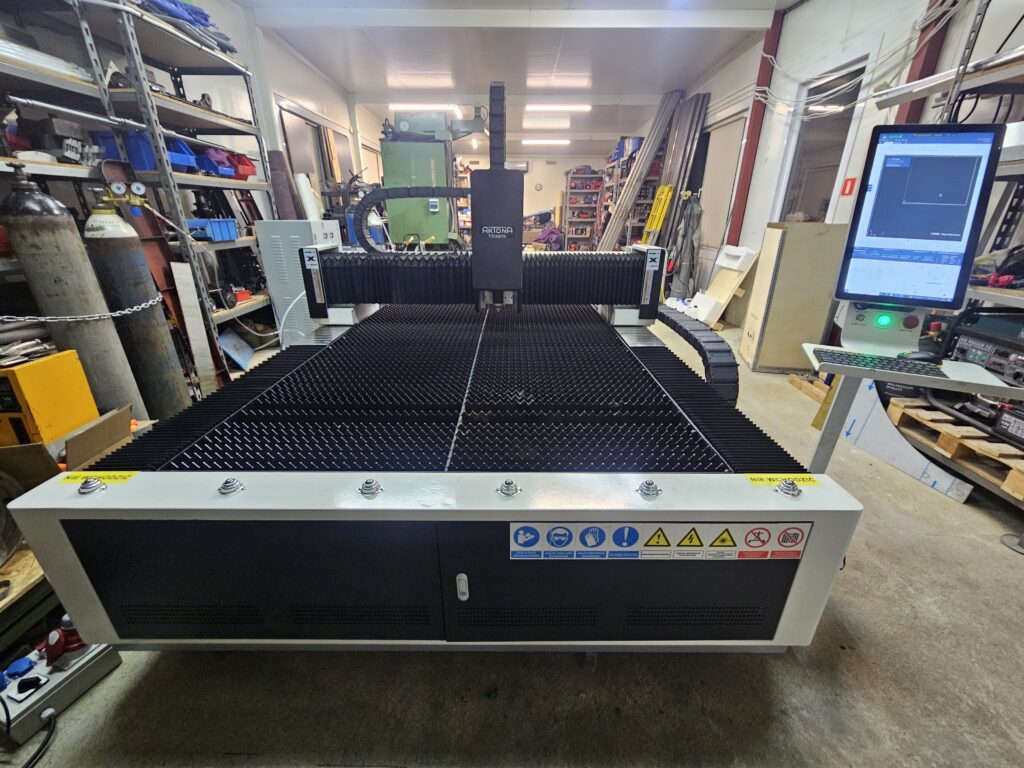 Aktona TR3015L laser fiber do cięcia stali.