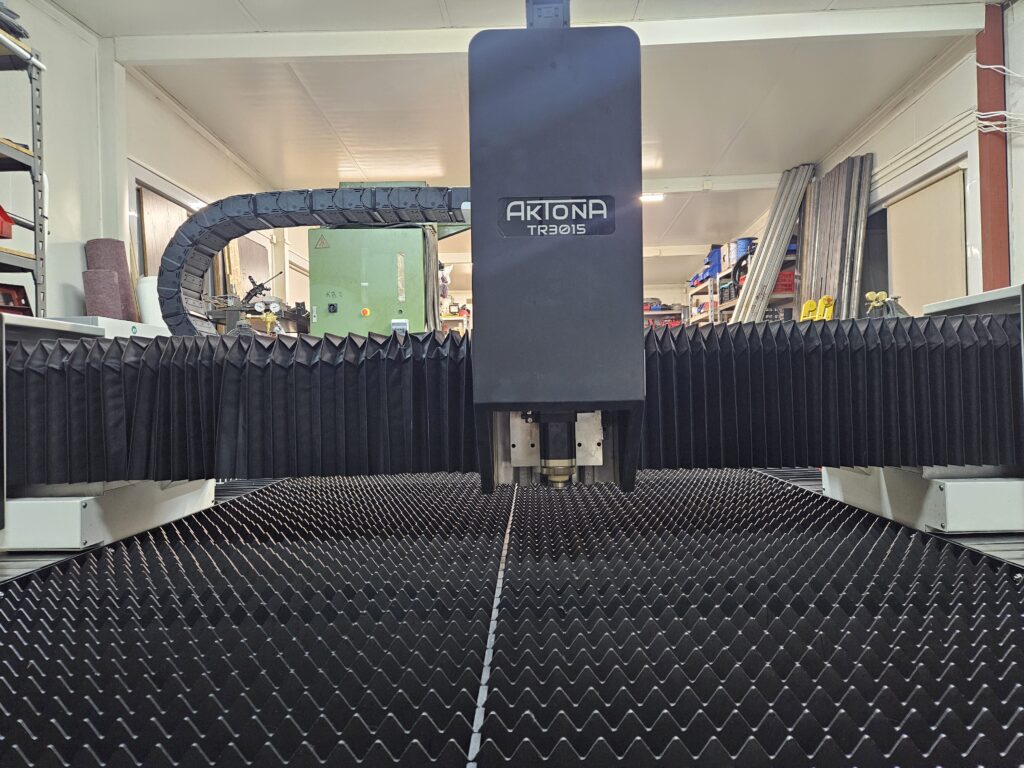 Aktona TR3015L laser fiber do cięcia stali.