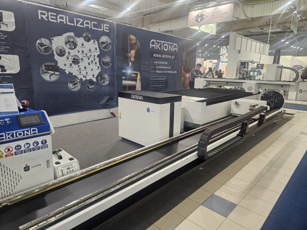 Stoisko Aktona na Warsaw Industry Week 2025 z wycinarką laserową.