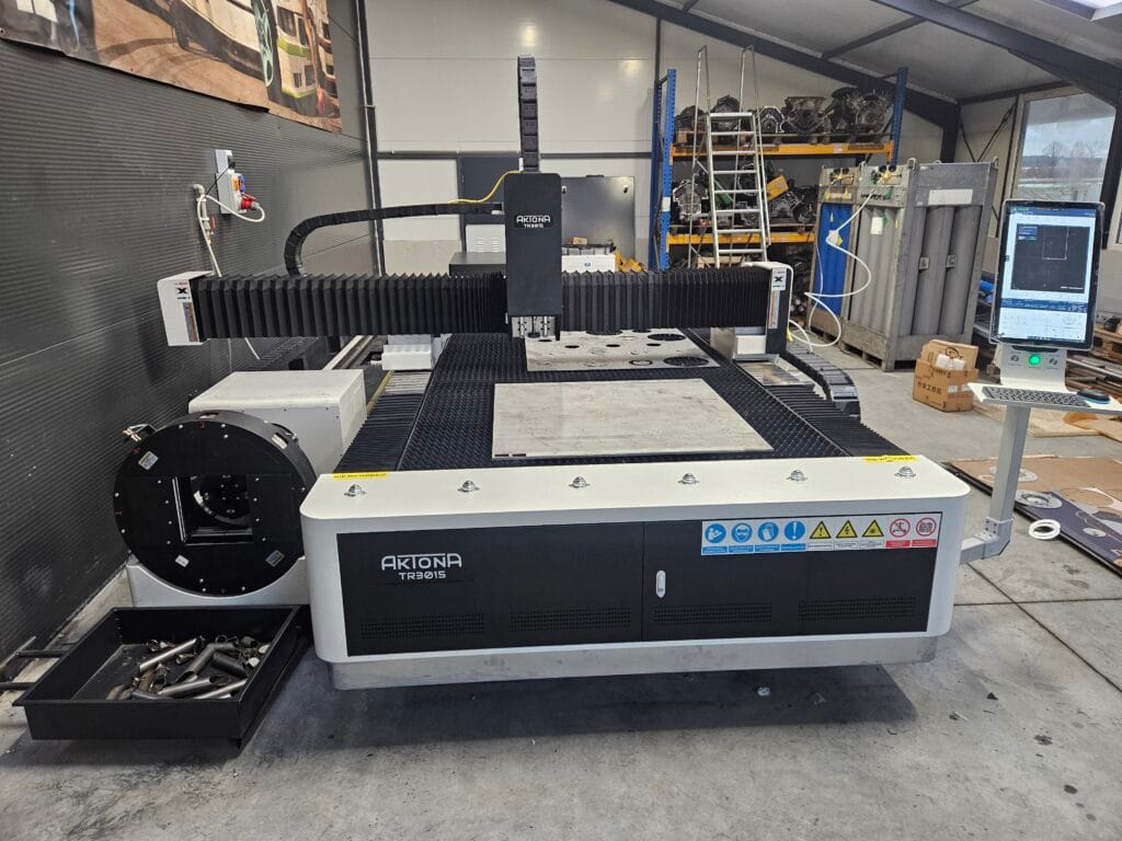 Laser fiber Aktona TR3015 w firmie Poweride. Ploter laserowy do cięcia stali.
