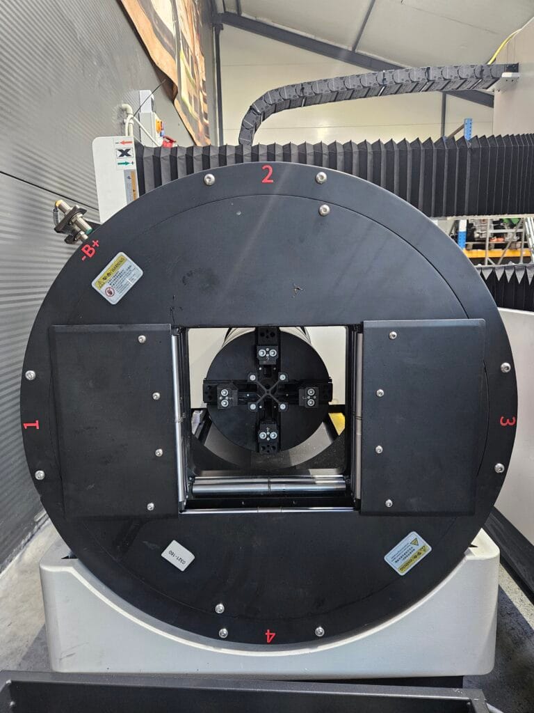 Laser fiber Aktona TR3015LR do cięcia stali w firmie Poweride. Ploter laserowy z numerami 1-4.