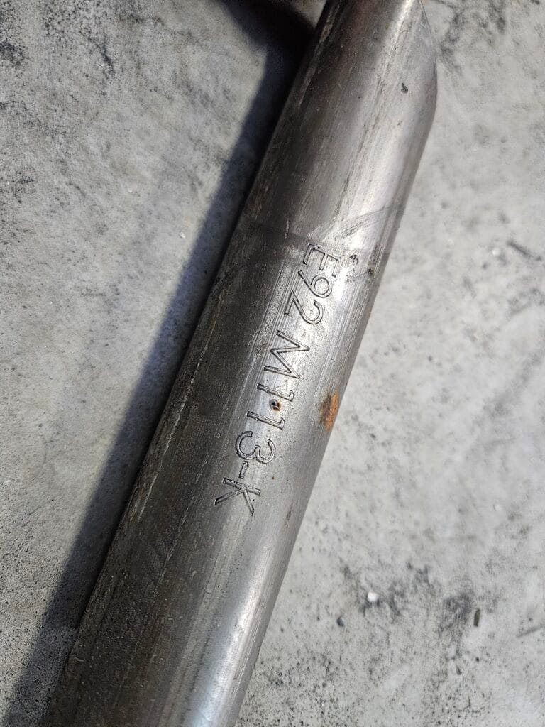 Metalowy element lasera Aktona TR3015LR z wygrawerowanym napisem "E92 M113-K".