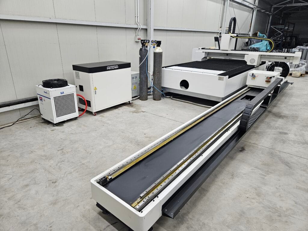Laser fiber Aktona TR3015LR 3 kW w firmie Pro-Met. Ploter laserowy do cięcia stali. Raycus.