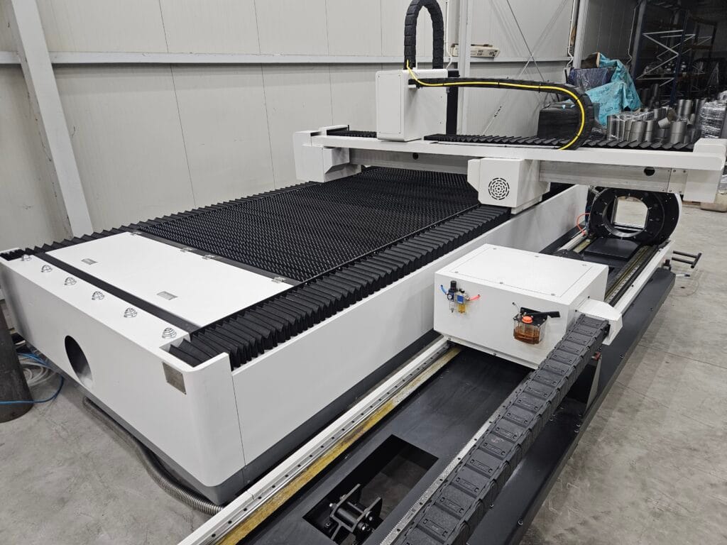 Laser fiber Aktona TR3015LR 3 kW w firmie Pro-Met, woj. podkarpackie. Ploter laserowy do cięcia stali.