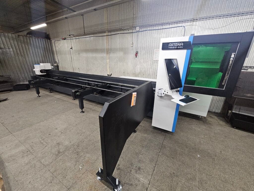 Laser do cięcia rur Aktona 6012SN, 3 kW. Ploter laserowy do cięcia stali. Raycus.