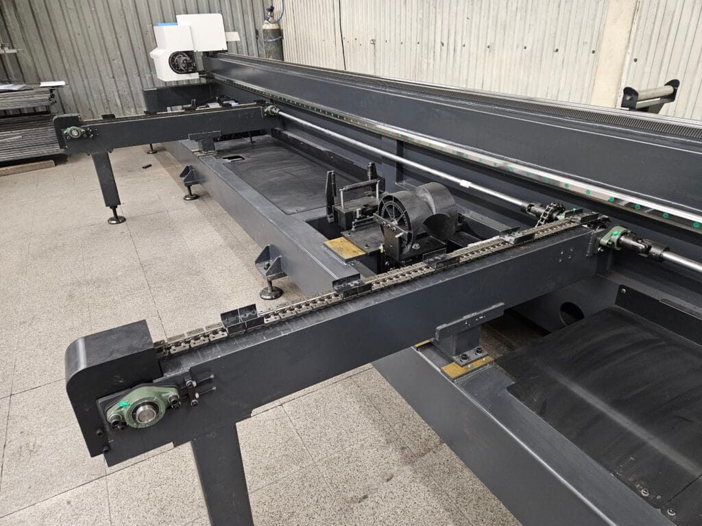 Laser do cięcia rur Aktona 6012SN. Ploter laserowy do cięcia stali.