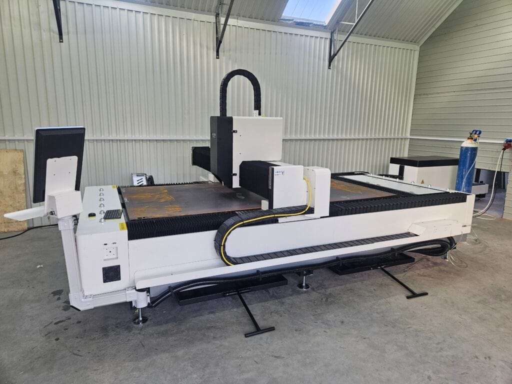 Laser fiber Aktona TR3015LR 3 kW do cięcia stali. Ploter laserowy otwarty firmy Kostal 4x4 w woj. pomorskim.