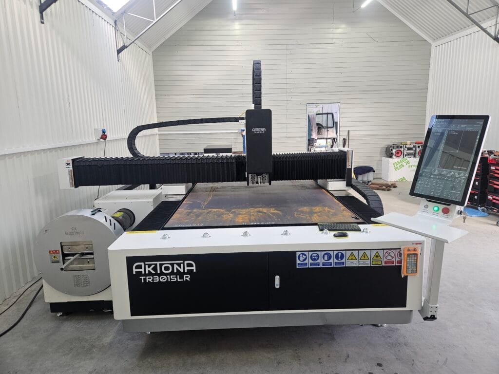 Laser fiber Aktona TR3015LR 3 kW do cięcia stali. Ploter laserowy Aktona.