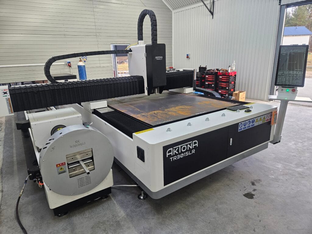 Laser fiber Aktona TR3015LR 3 kW do cięcia stali. Ploter laserowy Aktona w firmie Kostal 4x4, woj. pomorskie.