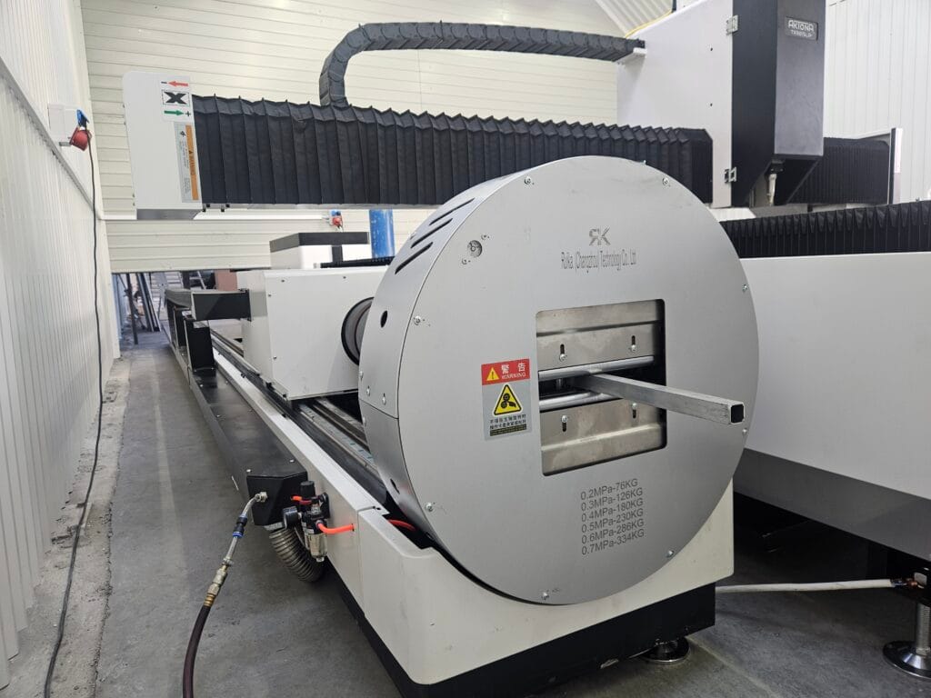 Laser fiber Aktona TR3015LR 3 kW firmy Kostal 4x4 do cięcia stali. Ploter laserowy z tubą.