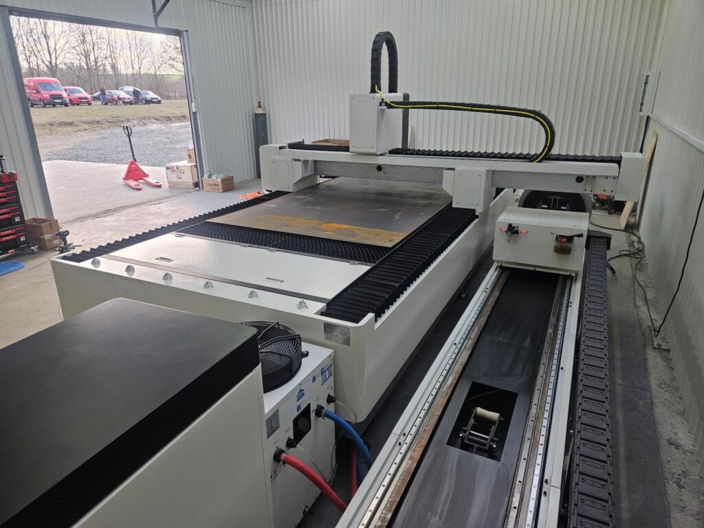 Ploter laserowy Aktona TR3015LR 3 kW do cięcia stali w firmie Kostal 4x4. Laser fiber Raycus, ploter otwarty.