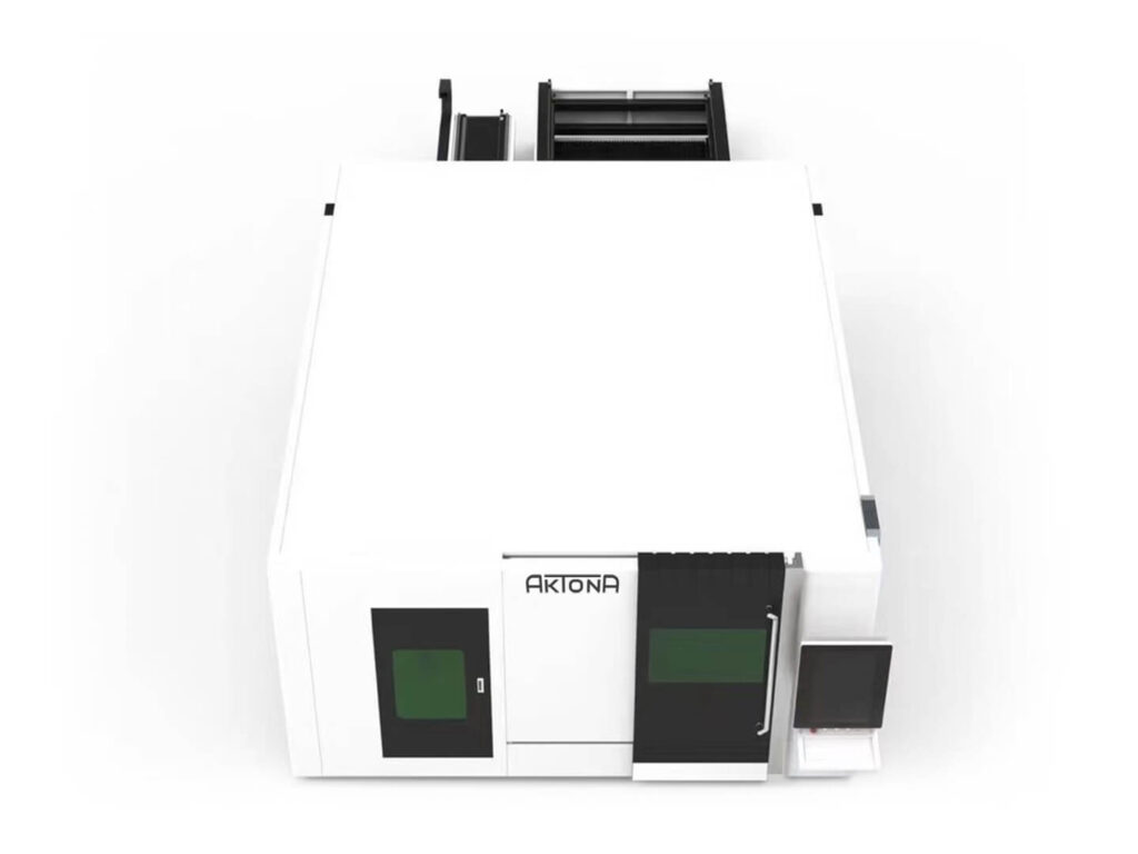 Wycinarka laserowa TR6020-RA marki AKTONA. Widok z góry na białą obudowę maszyny.