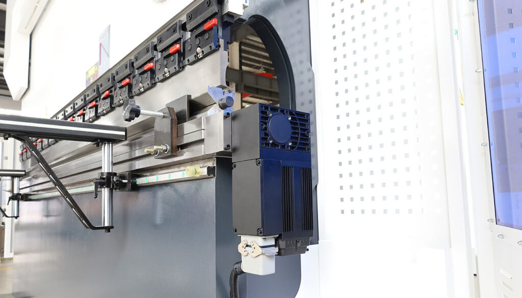 Prasa krawędziowa CNC do gięcia blach. Precyzyjna obróbka metalu.