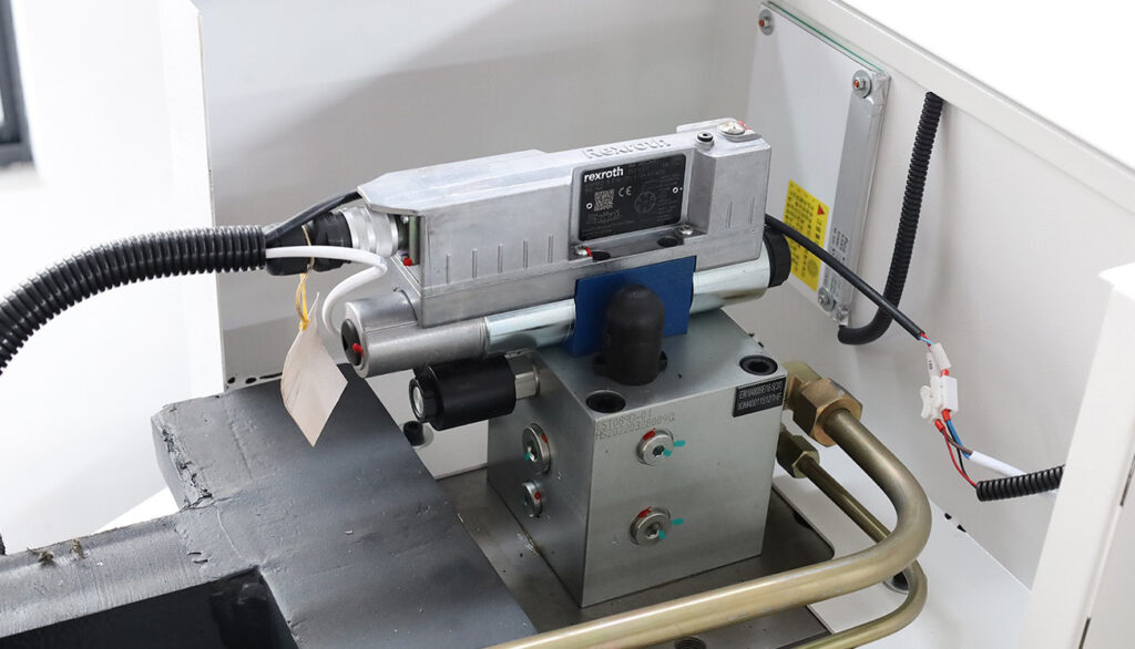 Zawór hydrauliczny Rexroth. Element układu hydraulicznego z przewodami i elektroniką.