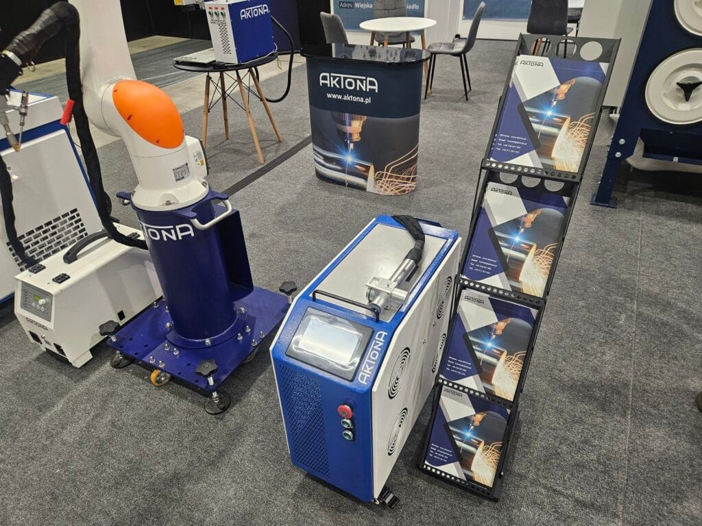 Stoisko Aktona na targach Laser Technica Poland: robot laserowy, maszyna do cięcia Aktona